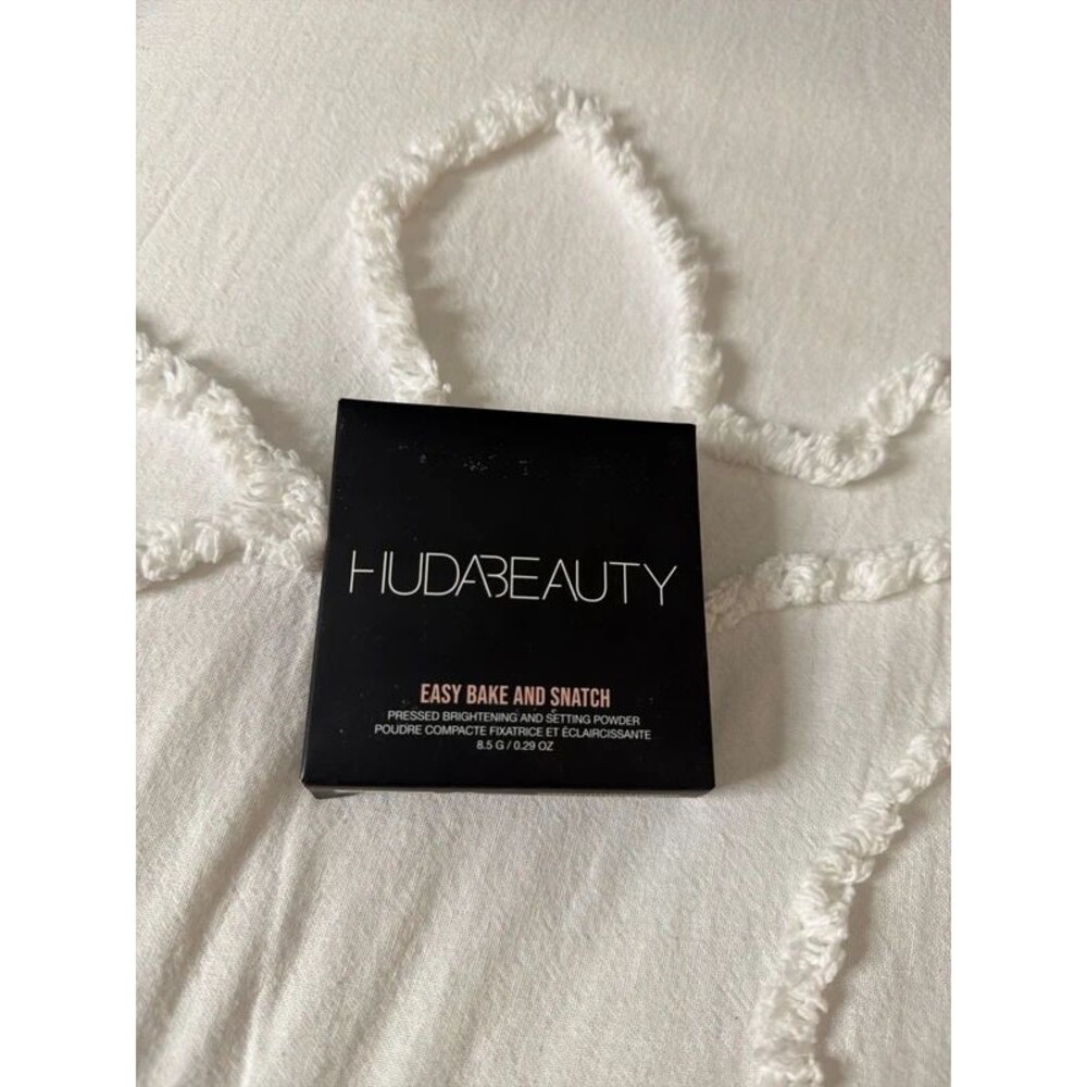 Huda beauty easy bake and snatch pressed brightening and setting powder blondie